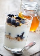 Blaubeer-Joghurt-Parfait mit CBD-Honig 