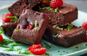 Schokolade und Himbeer Protein Brownies